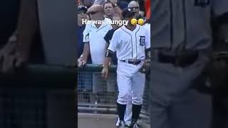 Baseball player takes a fan’s nachos 🤣🤣🤣⚾️