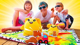 ¡Horneamos galletas con la Mamá de Lucky! Video de juguetes de peluche para niños.