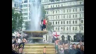 🏴󠁧󠁢󠁥󠁮󠁧󠁿 English fans going mental in Trafalgar Square before Italy Euro match