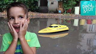 VLOG:Давид пускает катер на пульте управления в очень большой луже Playing in Puddle with a toy boat