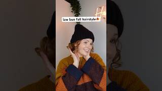 The perfect autumn fall hairstyle 🍁 #curlyhairstyles #beaniehat #easyhairstyles #lowbunhairstyle