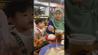 makan makan bareng kluarga kecil namun sederhana