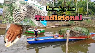 Berburu ikan mengunakan anyaman bambu yang biasa di kenal bubuh bambu