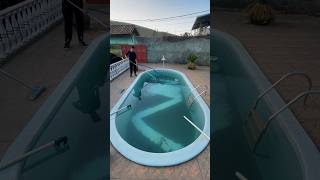 Limpando piscina suja #fy #viral #foryou #pool #casa #diy #shorts #satisfying #satisfatorio #satisfy