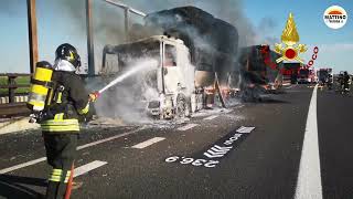 A22 Nogarole Rocca: a fuoco un autotreno che trasportava balle di fieno