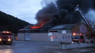 Bomberos de @Torrelavega_es @112Cantabria incendio en nave comercial en #Cartes