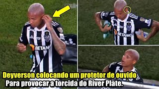 Deyverson colocando um protetor de ouvido para provocar a torcida do River Plate.