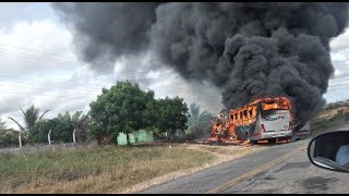 Ônibus da São Matheus batem de frente na BA-120 em Retirolândia; motoristas morreram carbonizados