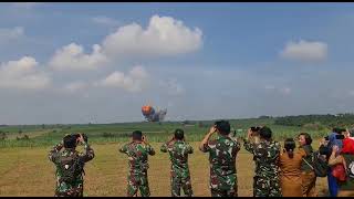 antusias warga menyaksikan latihan TNI AU di Lampung