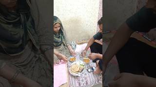 Pheli baar ham sath me baithkar khana kha rhe h☺️||#maa #ammi #ammijaan #food #foryou #shorts #viral