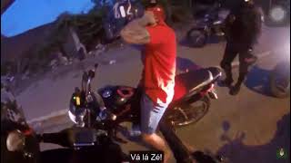 Abordagem policial a motociclista com passageiro