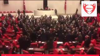 Türkiyə parlamentində deputatlar əlbəyaxa oldular