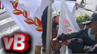 Policías y Militares impiden a izar la bandera de la Flor de Patujú en la plaza Murillo