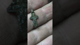 Древний маленький крестик нашли в лесу #shorts #другаяжизнь #metaldetecting #древнийкрестик #коп