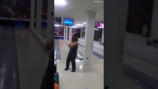 Ragazza gioca a Bowling e rompe lo schermo con la palla