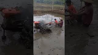 menghidupkan traktor sawah di tengah lahan terjebah lumpur#shorts #mesintraktor