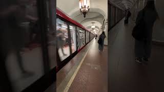 Метро. Москва. Станция Комсомольская. Metro. Moscow.