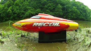 Proboat Recoil 17 high speed running on the river.