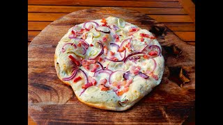 Flammkuchen von A bis Z in Gasgrill oder in Backofen.