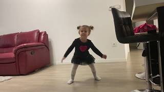 Trop choux. A 2 ans  elle fait la chorée