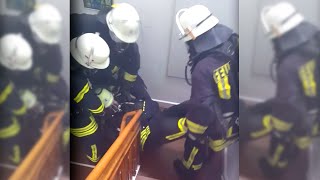 Rettung eines Feuerwehrmannes unter Atemschutz