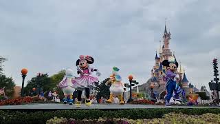 Disneyland Paris - Dream… and Shine Brighter! Mickey Minnie Kisses Daisy Donald