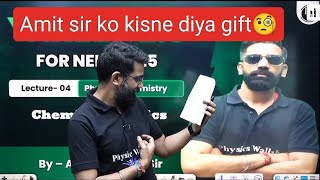 Amit sir ko kisne Diya Gift 🧐#alakhsir #neet#neet2025#pw#physicswallah#yakeenbatch #arjuna#lakshya