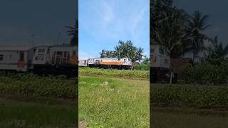 Menyaksikan KA Lodaya jam 11 dan tapi sayang sekali masinis tidak nyapa#railfansdaop2 #kai #kai121