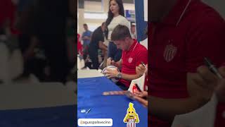 El Argentino Agustín Palavecino conviviendo con la afición en la firma de autógrafos de Necaxa ⚡✍️🇦🇷