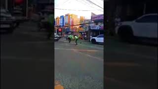 TRAFFIC ENFORCER AT PULIS NAG SUNTUKAN SA KALSADA | LAS PIÑAS