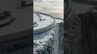 Niagara Falls in Canada 🇨🇦 partially freezes after US Bomb Cyclone! 🇺🇸 #Blizzard#shorts#