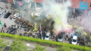 NAC supporters zwaaien selectie uit na laatste training NAC stadion