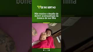 Mãe mostra o desafio de dormir acompanhada da boneca de sua filha