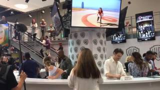 SDCC Supergirl Cast Signing Melissa Benoist Waves