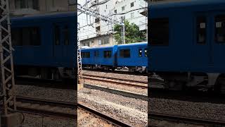 青い　京浜急行電鉄2100形 と　踏み切る　blue keikyu train  #はたらくくるま　#電車  #踏切