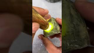 安徽國慶哥的果綠料子，顏色是有了#翡翠原石 #翡翠 #天然翡翠 #crystals #jade #gemstone #minerals #jewelry #emerald