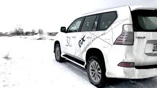 Lexus GX 2019  в снежном поле.