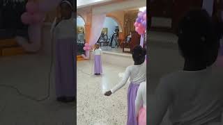 mi niña adorando a Dios