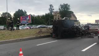 В Санкт-Петербурге грузовик с металлоломом опрокинулся набок на Малоохтинской набережной