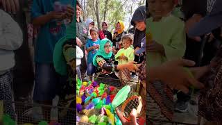 Bersama anak anak membeli ayam kecil berwarna warni beserta dengan tempatnya  #makrini #blitar