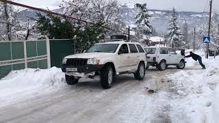 How Jeep Grand Cherokee 5.7 Hemi rescued a broken Lada Niva on ice road