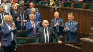 Cały PIS klaszcze w rytm słów „będziesz siedział” kierowanych do Kaczyńskiego