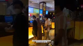 Ria ricis & alshad ahmad sedang memesan tiket berdua! Tertangkap di ig story Vazo Ahmad ❤️❤️