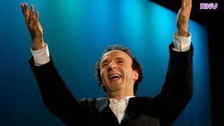 ROBERTO BENIGNI - La più bella del mondo - Rilegge la costituzione italiana e punzecchia Berlusconi