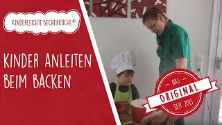 Kinder anleiten beim Backen - Anleitung bei der Kinderleichte Becherküche