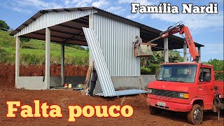 O serviço de hoje no barracão garagem. Fazendo o fechamento do barracão. Colocando o aluzinco.