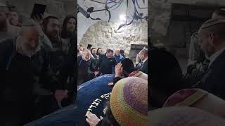 Düzinelerce İsrailli yerleşimci Nablus şehrine baskın yaptıktan sonra 'Yusuf Mezarı'olan yere girdi.