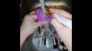 wash my makeup brush w/me