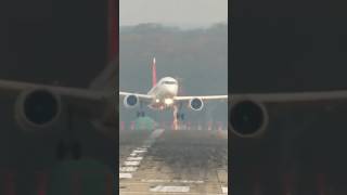 AMAZING pilot skills! Windy plane landing #youtubeshorts #shorts #aviation