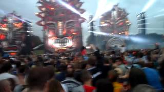 The Defqon salute